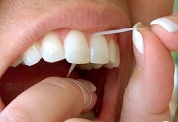 Обычная зубная нить – вред или польза?