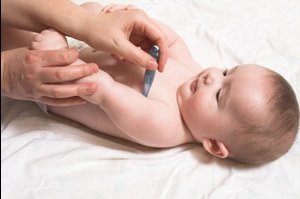 Измерение температуры тела у ребенка