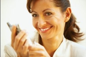 женщина с мобильным улыбается