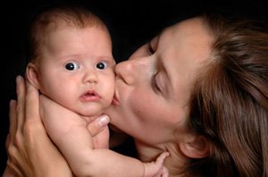 Мама целует малыша
