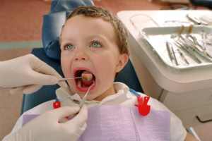 стоматолог смотрит ребенка