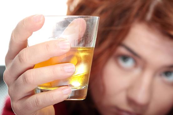 Алкоголь в школьные годы повышает риск рака груди в будущем для девушек