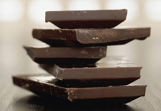Темный шоколад придает сил пожилым людям, доказали ученые