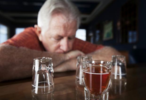 Алкоголь убивает стариков