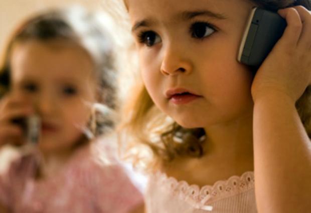 Мобильные телефоны могут вызывать сонливость и аллергию у детей