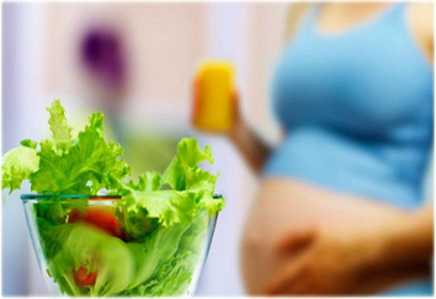 Не стоит ограничивать себя в еде и питье во время родов