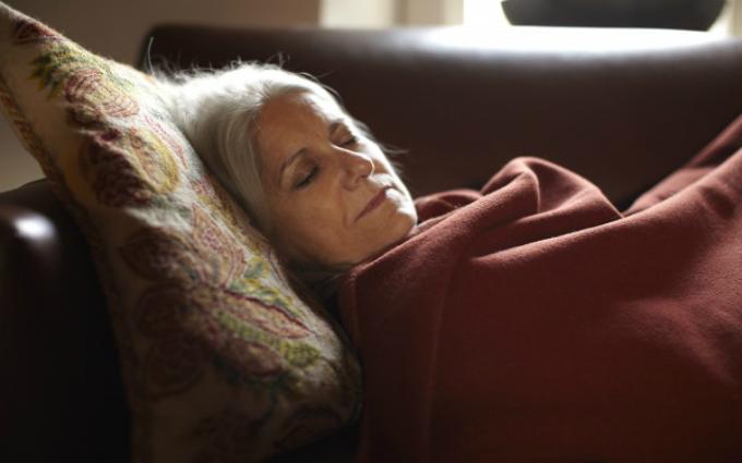 От проблем со сном чаще всего страдают пожилые женщины