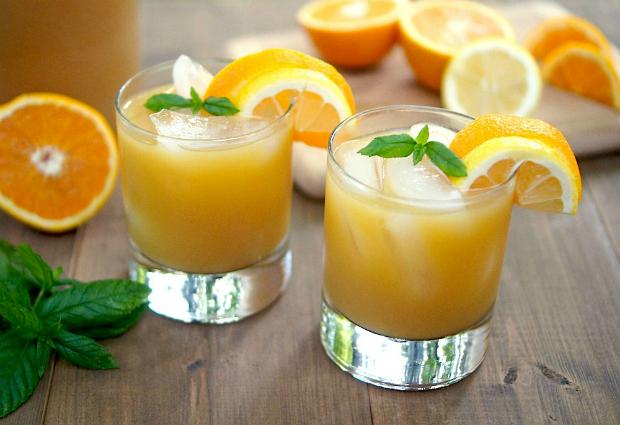 Чай и апельсиновый сок помогут снизить риск развития рака яичников на 30%