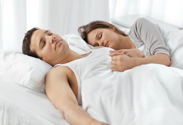 Поза спящего человека расскажет, счастлив ли он в браке