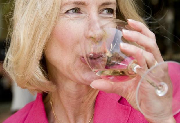 Ученые выяснили, что алкоголь полезен только пожилым женщинам