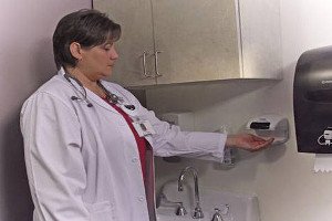 Больницы предпринимают решительные меры, чтобы заставить врачей мыть руки