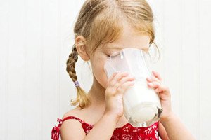Молоко не приносит пользы детям