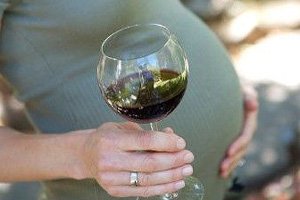 Беременным разрешили употреблять алкоголь