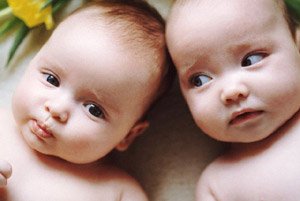 Близнецы усваивают навыки общения еще в материнской утробе