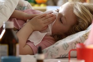 Чтобы ребенок не заболел коклюшем, надо привить  родителей