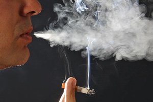 Курящие родители рискуют лишить своего ребенка слуха