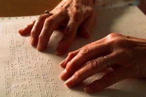Люди с врожденной слепотой читают быстрее, чем утратившие зрение