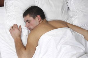 Сон без подушки нормализует мужскую потенцию