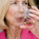 Ученые выяснили, что алкоголь полезен только пожилым женщинам