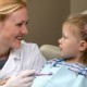 Кариес на детских зубах лечить не нужно