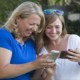 Подростки чувствуют себя ближе к родителям, когда общаются с ними в социальных сетях
