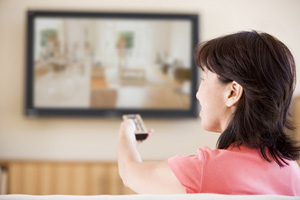 Пожилым женщинам нельзя долго смотреть телевизор