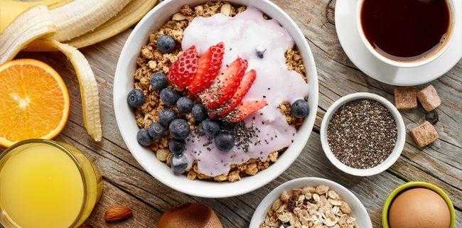 Ученые сообщили, что поздний завтрак в сочетании с ранним ужином помогут сбросить вес
