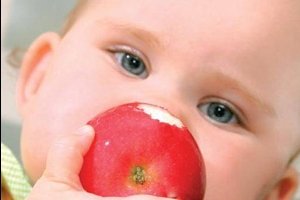 Ребенок ест яблоко