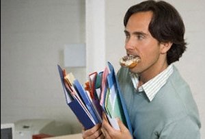Мужчина ест пончик
