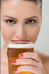 девушка пьет пиво из бокала