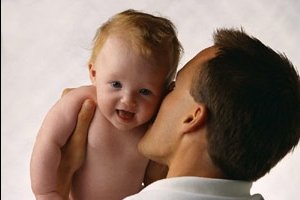 Папа целует малыша