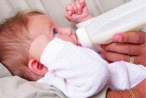 Кормление ребенка из бутылочки