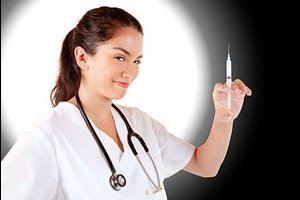 Медсестра со шприцом в руке