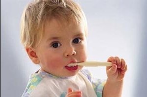 Ребенок держит зубную щетку