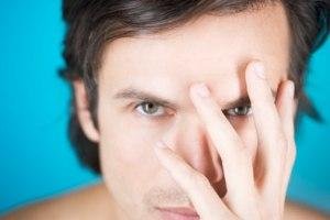 Мужчина закрыл лицо ладонью